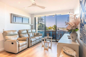 Ocean Views 2-Bed Apartment Minutes from Beach